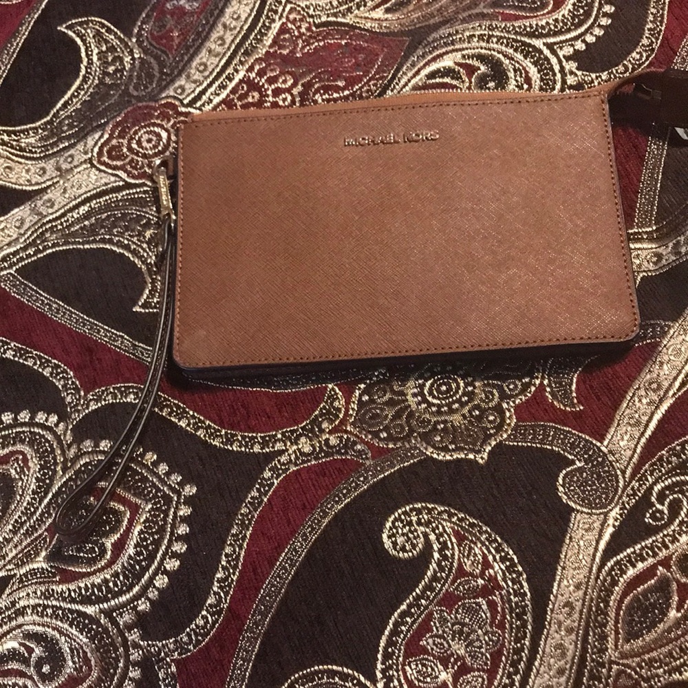 🔥🔥🔥Michael Kors wristlet 🔥🔥🔥